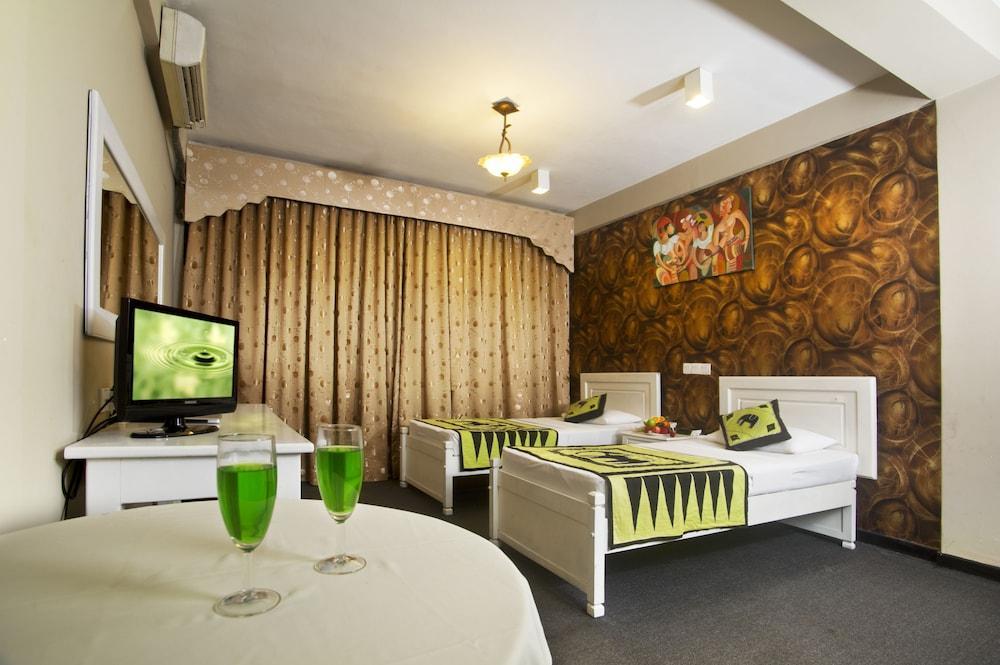 Omega Regency Colombo Hotel Buitenkant foto